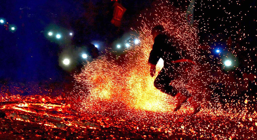 Lễ hội nhảy lửa là lễ hội truyền thống của đồng bào dân tộc Pà Thẻn. (Nguồn ảnh: Lấy từ trang báo Tuyên Quang)